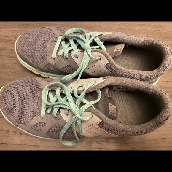 Nike shoes. Worn, but great condition. - Picture 3 of 5